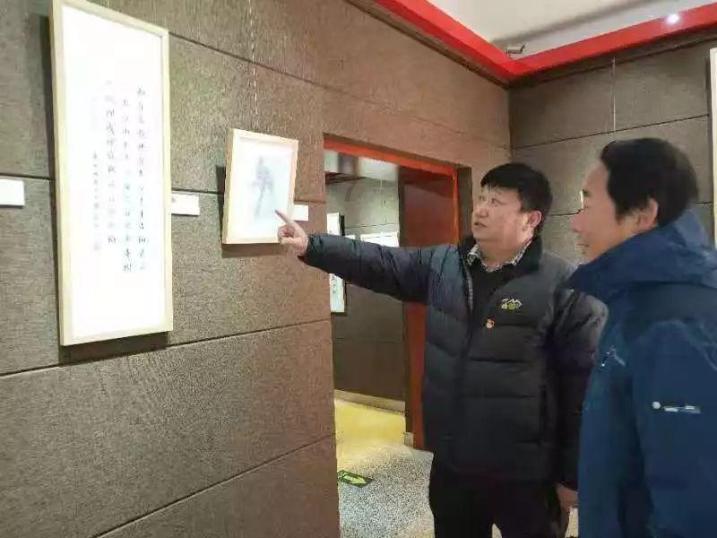 白色衬衣配棕色包臀皮裙，职场女性完美穿搭，你想试试吗？游戏画面
