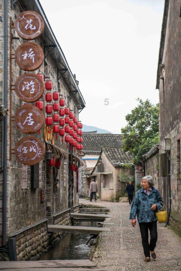 哈巴雪山发生滑坠事故一登山者遇难,登山者已全部下撤,是否禁攀尚待通告